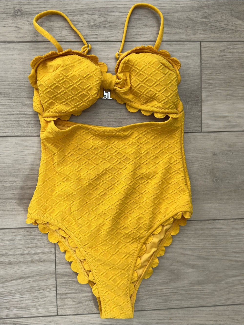 Cupshe Yellow Textured Scallop One-Piece Swimsuit Size S/M